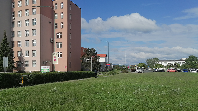 V nemocnici přibude 80 parkovacích míst