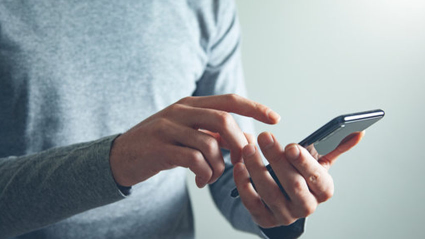 Vydával se za synovce