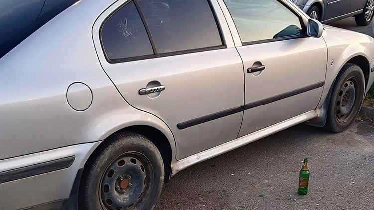 Lahví poškodil auto