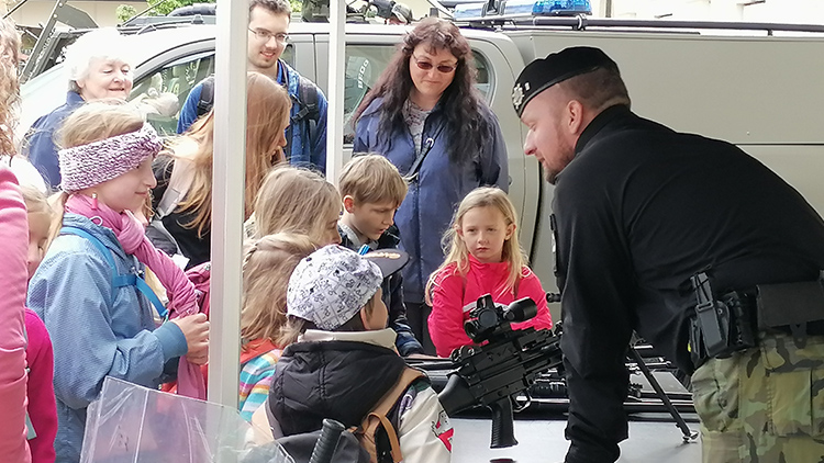 Pestrý den s IZS bavil stovky dětí