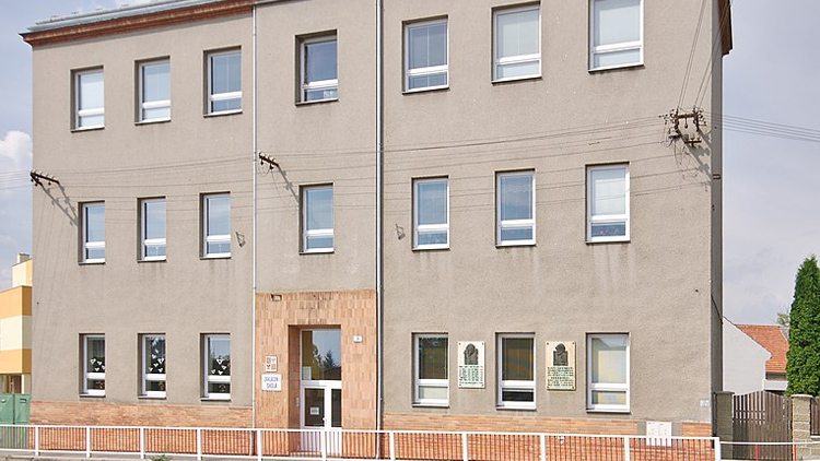 Z chodníků je dětské hřiště