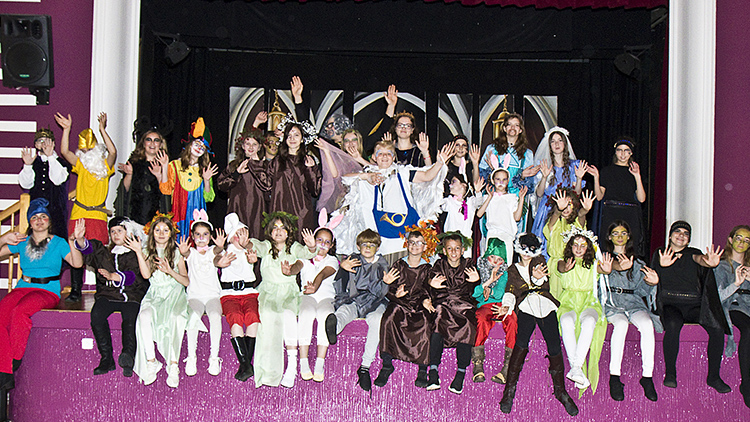 Divadelní pohádka ve Ptení oslavila rychlost holubů České pošty