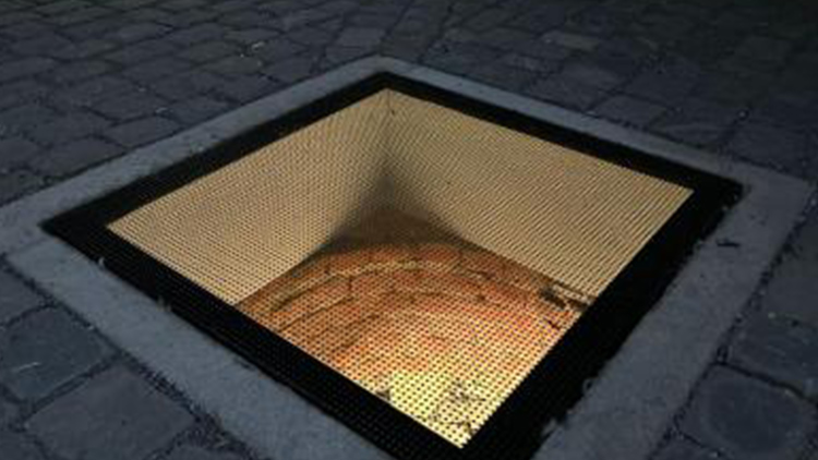 Nádvoří zámku nabízí  pohled do historické studny