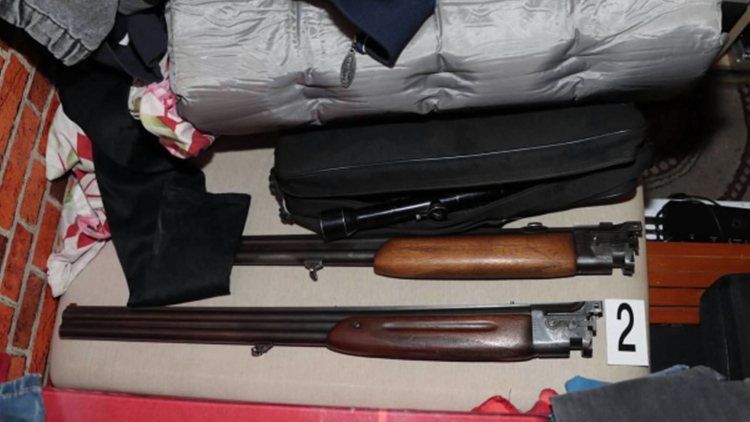 V bytě přechovávali střelné zbraně