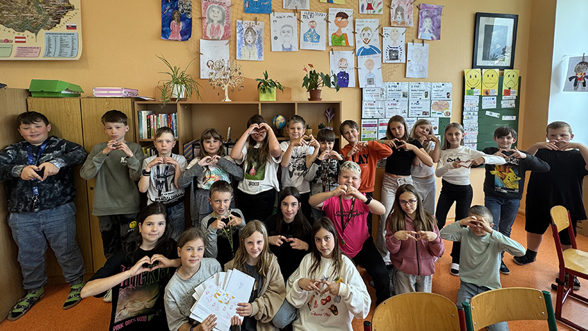 Žáci ZŠ E. Valenty  psali seniorům od srdce