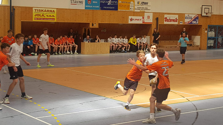Házenkářští žáci TJ Sokol Centrum Haná (oranžové dresy) v tomto utkání smolně podlehli VŠ Plzeň. Foto: Marek Sonnevend Mladí házenkáři Centra Haná skončili v Žákovské lize ČR patnáctí