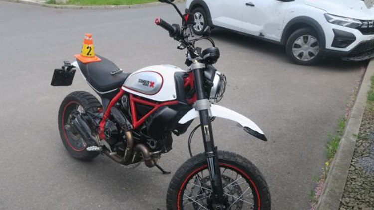 Řidič se špatně rozhlédl,  SRAZIL MOTORKÁŘE