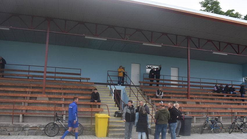 Tribuna i šatny vybudované přímo pod ní nyní skutečně prokoukly. Foto: Michal Sobecký Němčický stadion v novém