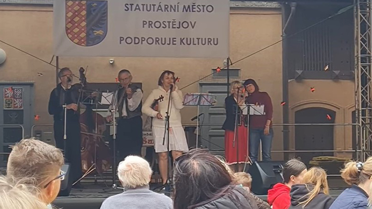 Foto: Facebook   Lidová muzika zpříjemnila  popíjení vína na zámku