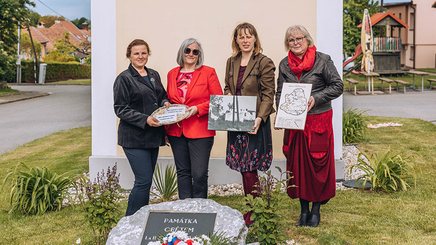 Každá z vesnic obdrží pamětní tabulku.  Foto: Lukáš Hruban Zvony zněly Drahanskou vrchovinou