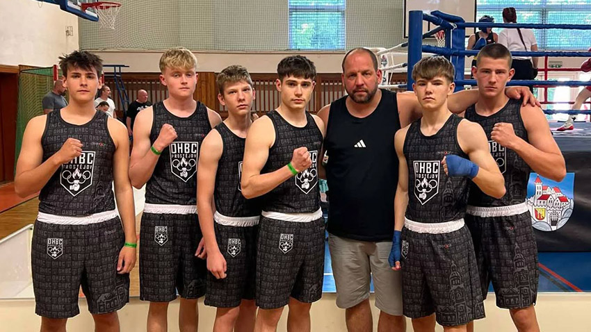 Šéftrenér OHBC Prostějov Martin Klíč se šesti svými svěřenci na turnaji Národní ligy boxu ČR v Mikulově. Foto: Facebook OHBC Prostějov útočí na celkový triumf v Národní lize boxu ČR mezi juniory!