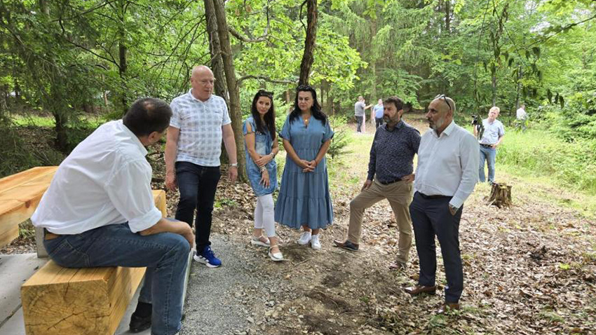 Konšelé jednali v lese!