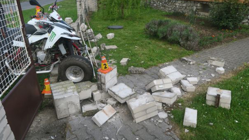 Opilá zbourala zeď!