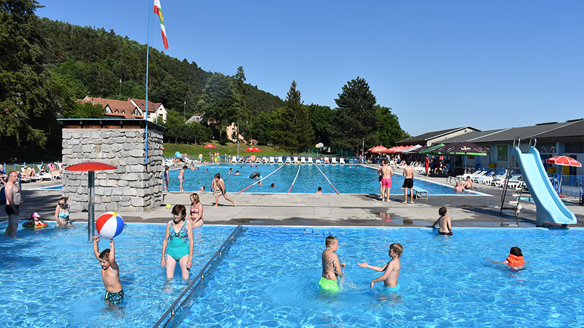 Na Stražisku staví kanalizaci,  jak to bude s koupalištěm?