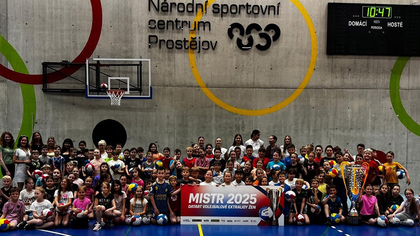 Ukázkové hodiny volejbalu VK Prostějov absolvovaly ZŠ Valenty (na snímku), Melantrichova, Dr. Horáka, Otto Wichterleho, Kollárova, Skálova a Majakovského. Foto: archiv Aleše Nováka VK Prostějov tradičně pořádal Ukázkové hodiny  volejbalu pro děti řady místních základních škol