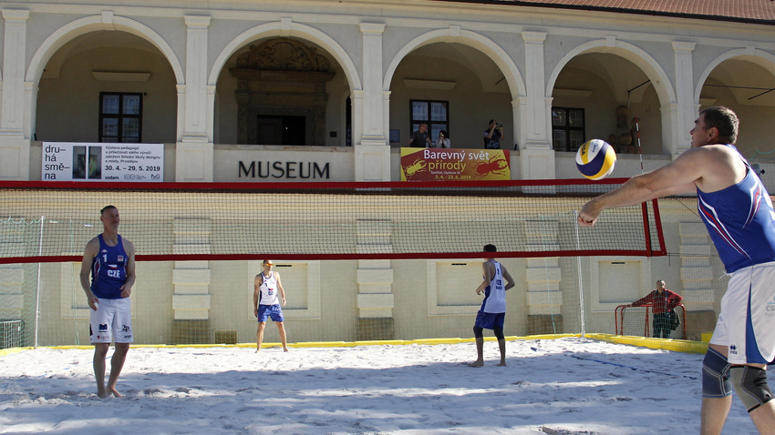 Hřiště na plážový volejbal je k dispozici