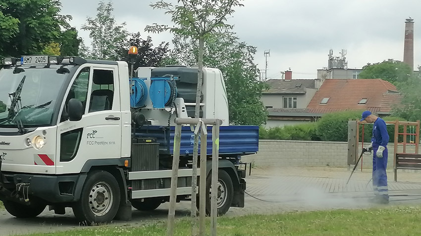 Plevel likvidují párou UŽ TŘI VOZIDLA