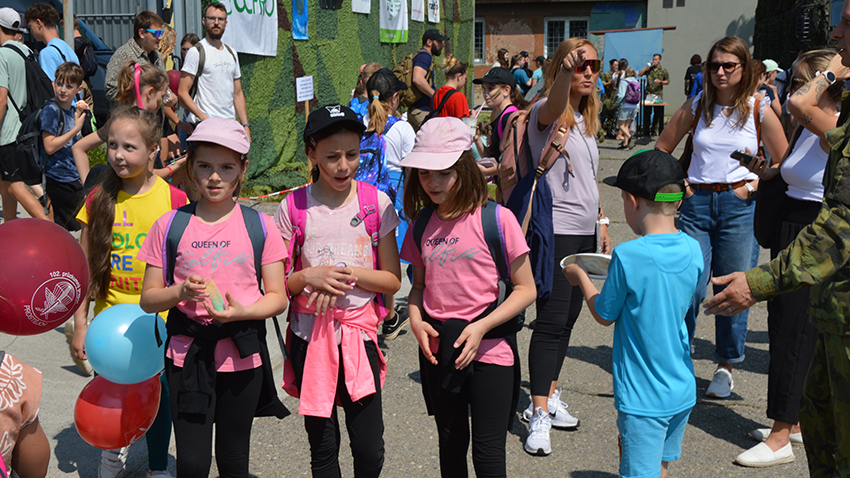 Pět tisíc dětí u vojáků na letišti!