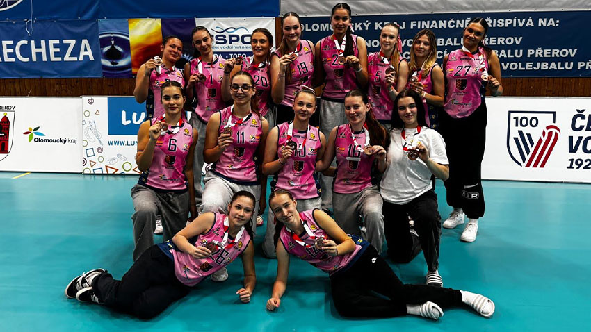 Volejbalové kadetky s bronzovými medailemi za třetí místo v extralize ČR U18. Foto: archiv Aleše Nováka HODNOCENÍ KADETEK: Po mnoha letech se podařilo získat mládežnickou  medaili