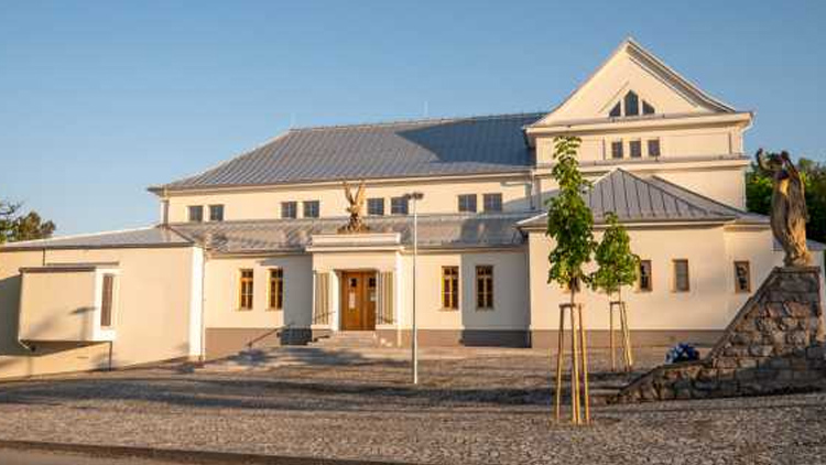 Do centra na filmy i divadlo