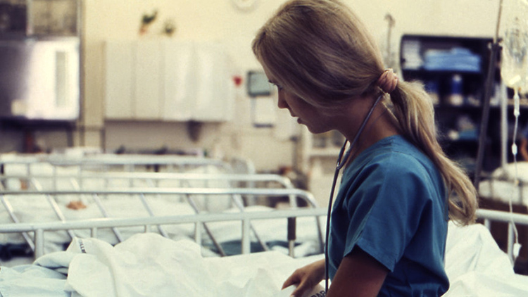 AKTUALIZOVÁNO: Jako Dr. House. Zdravotní sestra falšovala podpisy lékařů