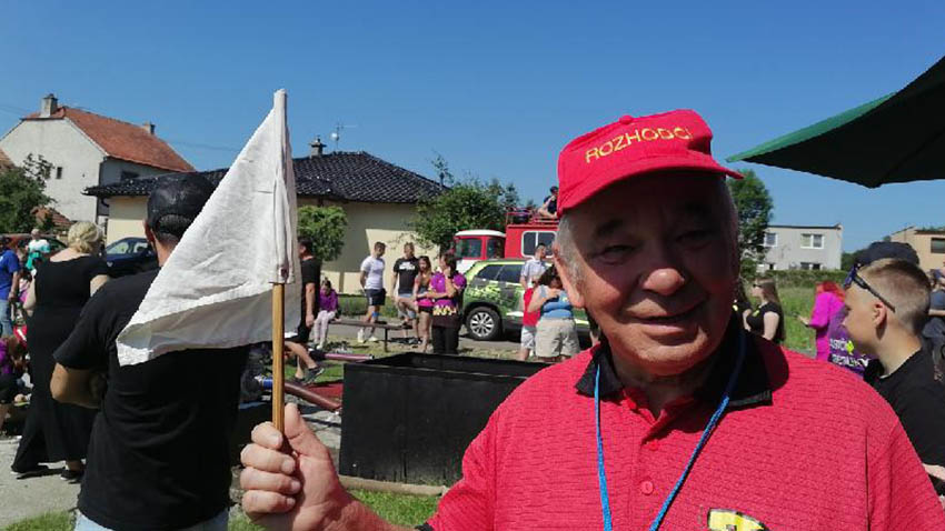 Josefa Navrátila poznáte snadno. Úsměv, kšiltovka a triko s nápisem rozhodčí.  Foto: Kristýna Bohatová Josef Navrátil zasvětil život hasičským nadějím