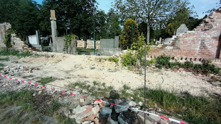 Spadlá hřbitovní zeď je problém