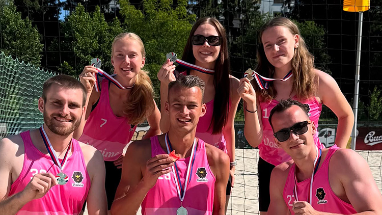 Korfbalisté Vosíme.cz Prostějov vyhráli MČR v beach korfbalu  a užili si tradiční rozlučku se sezónou Big Ill Pig