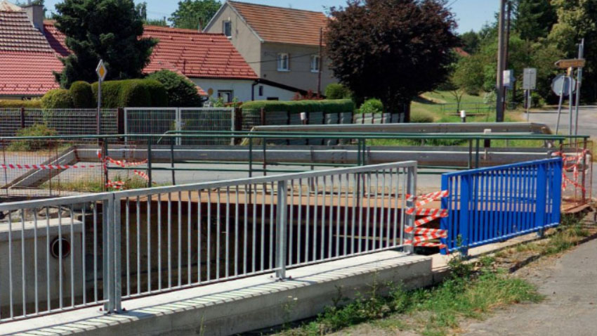 Na lávce hrozí nebezpečí