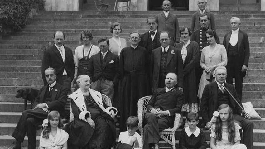 První ze série snímků rodiny Silva-Tarouca vznikl v roce 1932 a je na něm zachycen ještě František Josef II. Silva-Tarouca. Ten druhý byl pořízen přede dvěma lety a zatím poslední před pár dny. Foto: archiv Večerníku  Na zámek pod Kosířem se vrátili šlechtici z rodu Silva-Tarouca