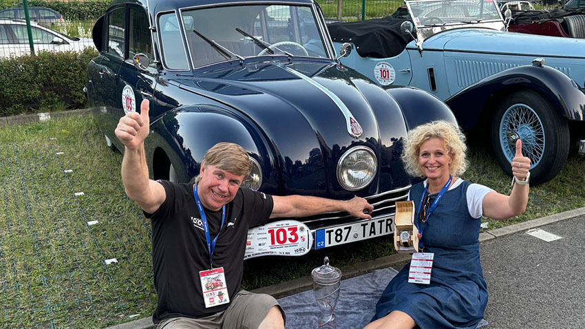 Eduard Holánek se svojí partnerkou a zároveň navigátorkou Danou i s vítěznou trofejí, pohárem a stylovými hodinkami za vítězství v závodě 1000 mil československých. Foto: archiv Eduarda Holánka S Tatrovkou po ministrovi vyhrál 1000 mil československých!