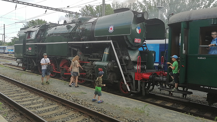 Foto: Kristýna Bohatová Rosnička pózovala na nádraží hned třikrát