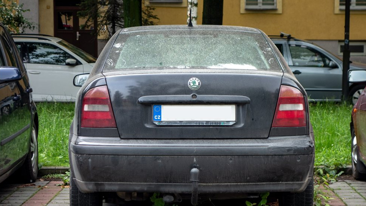 Odstavil auto,  hrozí mu exekuce