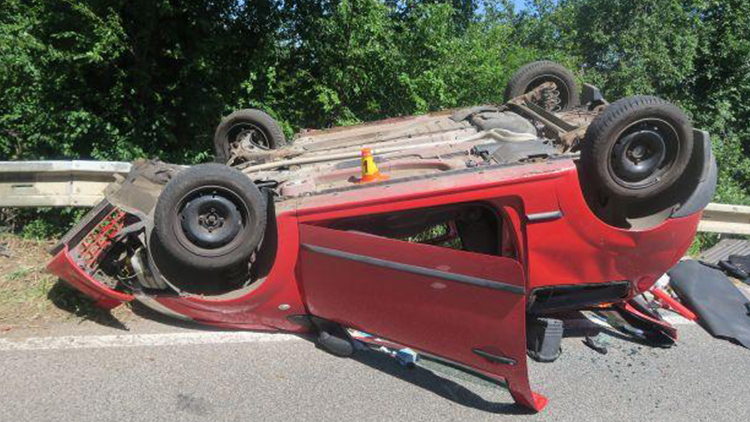 Auto obrátil na střechu
