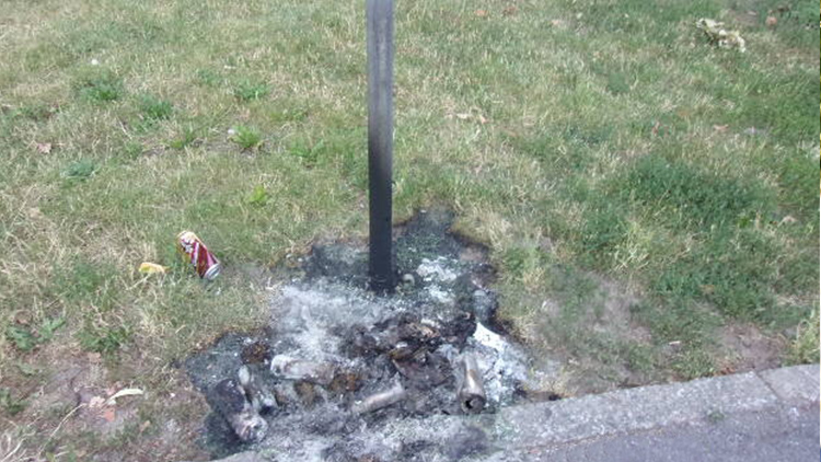 Za Zlatou bránou shořel koš