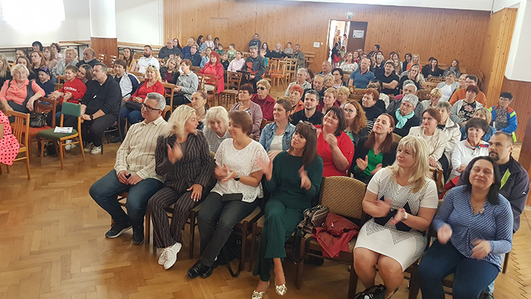 Školou zněly písně Karla Gotta