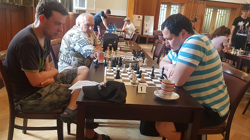 Oskar Hájek (vlevo) během poslední partie na Poháru primátora města Prostějova 2025. Foto: Marek Sonnevend Vítěz šachového Poháru primátora Oskar Hájek: „Jsem nadšený“