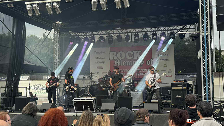 Foto: Kristýna Bohatová AKTUALIZOVÁNO: Rock Memory Of  rozduněl velodrom