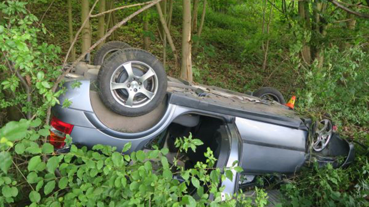 Auto obrátila na střechu