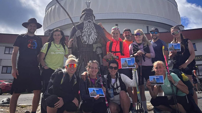 Tato usměvavá skupinka právě dosáhla vrcholu Pradědu, většinu v ní tvořily půvabné dámy. Foto: Facebook Z Horního Štěpánova pěšky až na Praděd!