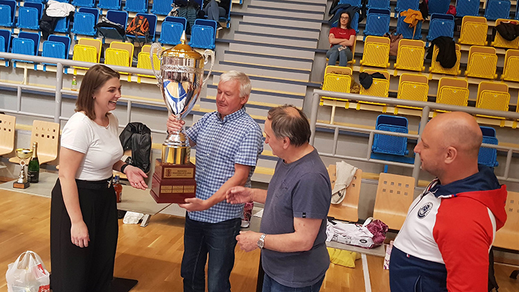 Krásný nový pohár předávali i někteří ze zakladatelů HVL,  šéf soutěže děkoval organizátorům v čele s Janou Dosedělovou