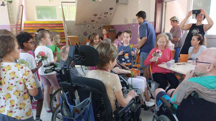 Na návštěvu ZŠ Dr. Horáka tentokrát vyrazila dvacítka seniorů. Ti si pozoruhodný výlet do časů svého mládí neobyčejně pochvalovali. Foto: Naděžda Kalábová Děti ze ZŠ Dr. Horáka bavily seniory