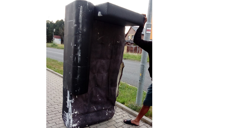 Muž založil černou skládku