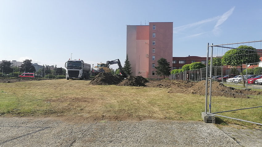 Nové parkoviště v nemocnici už roste!