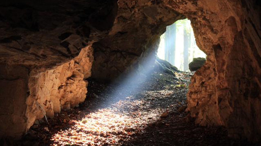 Průchodnice si všiml už pravěký člověk, ale nikdy tu natrvalo nesídlil, protože vrchol je daleko od vody, a navíc poměrně vysoko. Foto: www.ok-tourism.cz V tajemné Průchodnici objevíte i netopýry