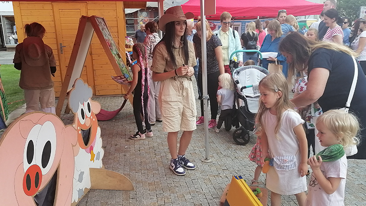 Foto: Kristýna Bohatová  Prostějovské náměstí ovládli  KOVBOJOVÉ A KOVBOJKY