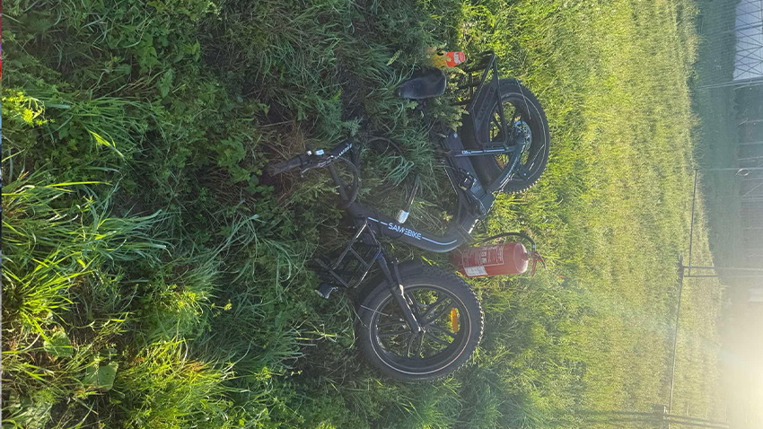 Oslnilo ji slunce a sundala cyklistu