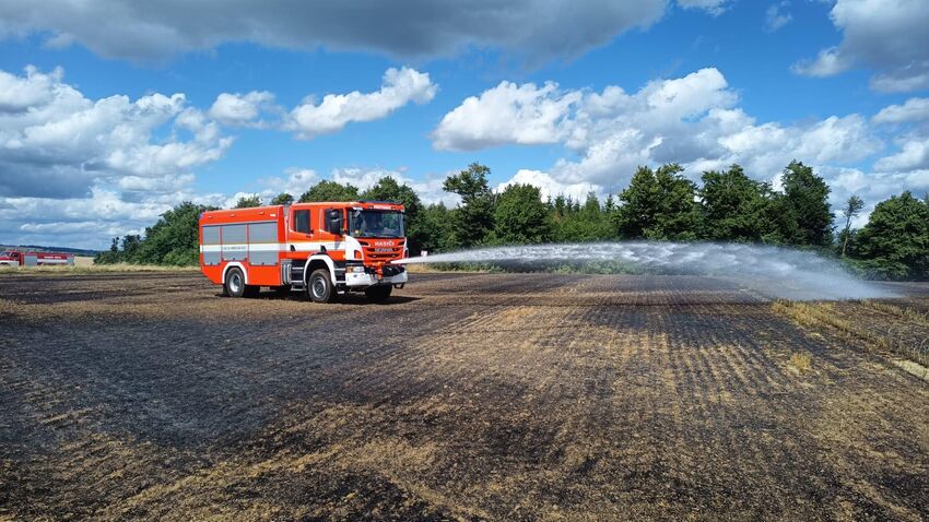 Oheň se zakousl do pole u Drahan