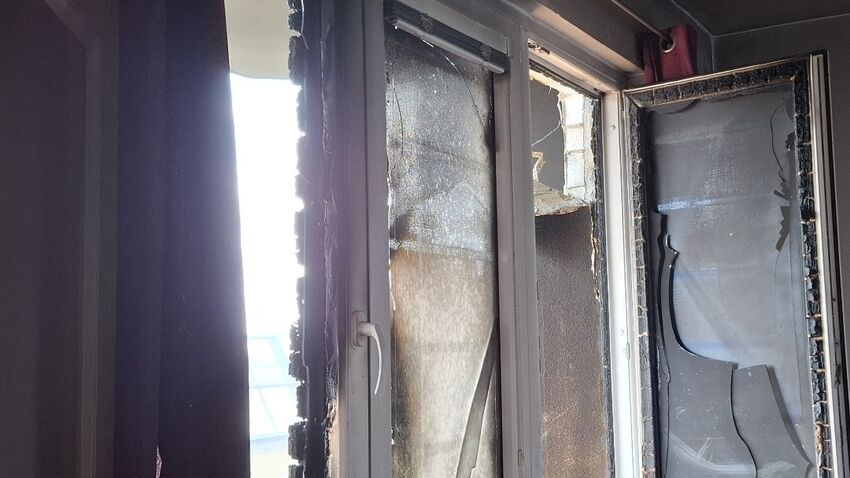 V Okružní hořely dva balkony, majitel bytu utrpěl popáleniny