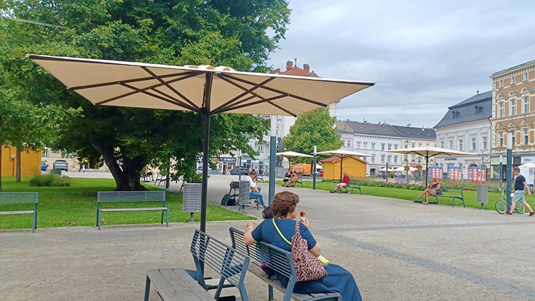 Na náměstí přibyly slunečníky